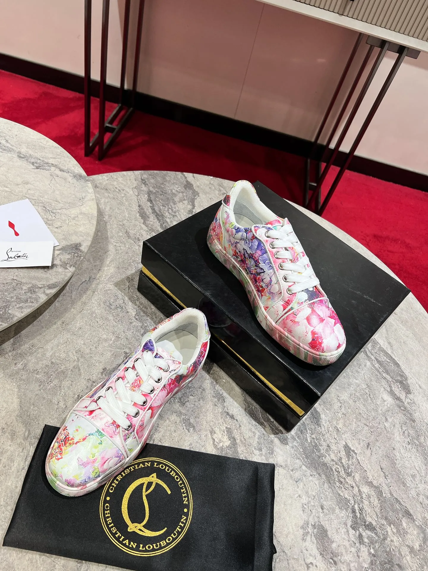 👟👟Ex-factory price 680👟👟 ╔Low-top back printed pink and white model╗ ·Top version customization·²⁰²²𝐬𝐬 𝑪𝒉𝒓𝒊𝒔𝒕𝒊𝒂𝒏 𝑳𝒐𝒖𝒃𝒐𝒖𝒕𝒊𝒏 ▪️No matter the last shape, fabric, diamonds, nails, lining, outsole, they are as close as possible to ZP... ▪️The original sole is specially provided by the original factory ▪️The lining is imported water-dyed cowhide ▪️Private customization time is about 3-7 days —————— Size: Women's 35M-41M Men's 38M-47M, half size can be customized